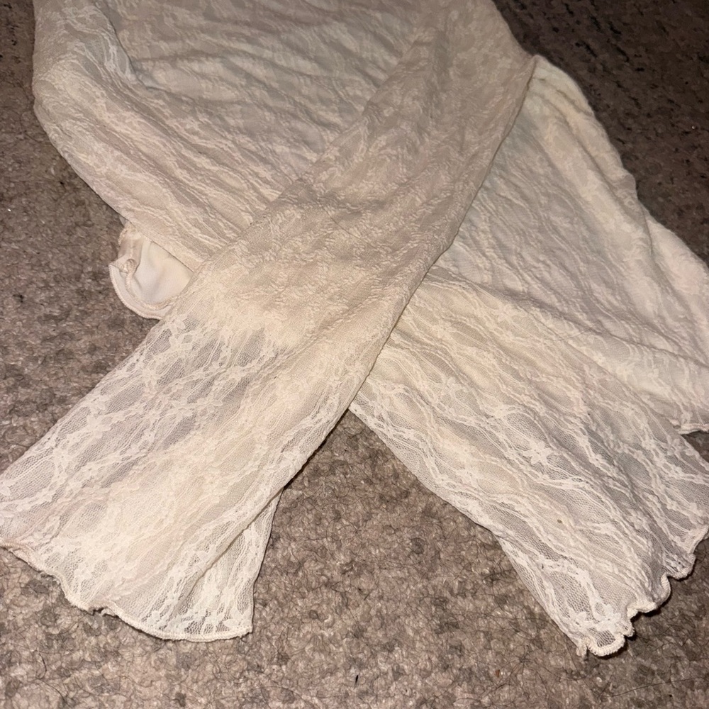 White dainty lace top - Picture 2 of 3